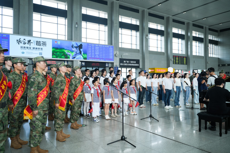 来自芙蓉区的中小学生、合唱团成员和预定新兵们一起高唱《保卫黄河》。