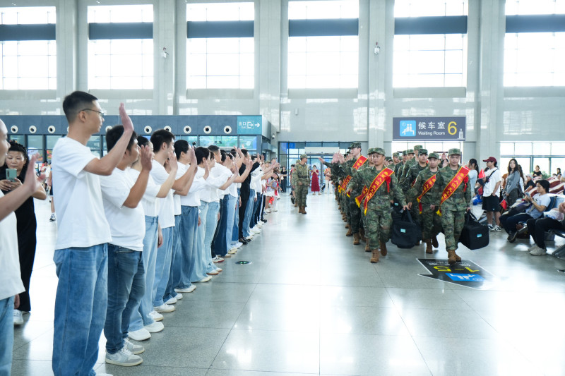 预定新兵们背起行囊，即将踏上征程。