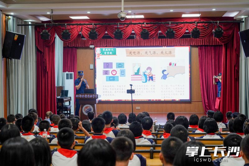 消防宣传员为同学们传授消防安全知识。