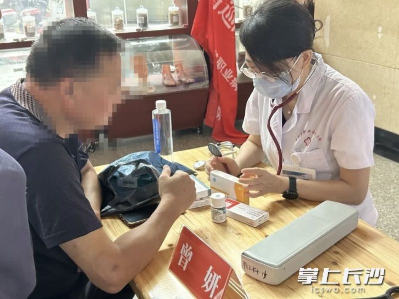 巡回医疗队队员为当地居民义诊。均为医院供图
