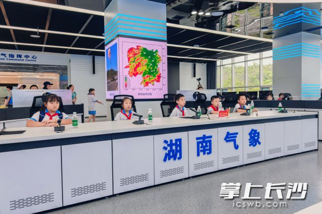启动仪式开始前，同学们实地参观了省气象局预报预测平面、公共气象服务平面、高分卫星应用平面、人工影响天气平面和气象大数据中心。