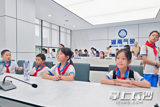 孩子们正认真地听工作人员讲解。