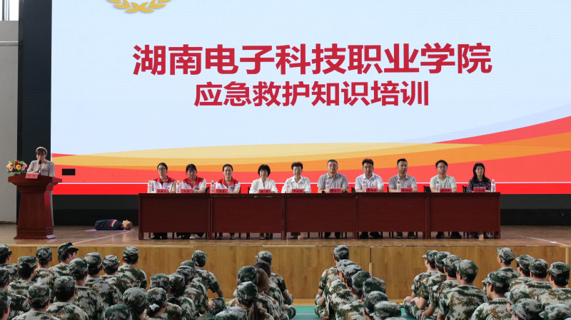 高校新生学习应急救护知识。图片均为长沙晚报通讯员 徐润卿 提供