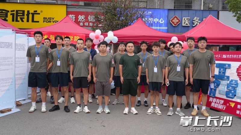 湖南第一师范学院50名退役大学生士兵组成的“迎新志愿服务队”。