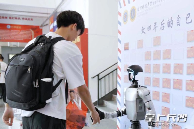 国防科大“智行者”机器人，穿梭于迎新现场，热心为新学员提供引导服务。