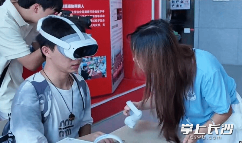长沙学院新生正在用VR“云游”张家界。