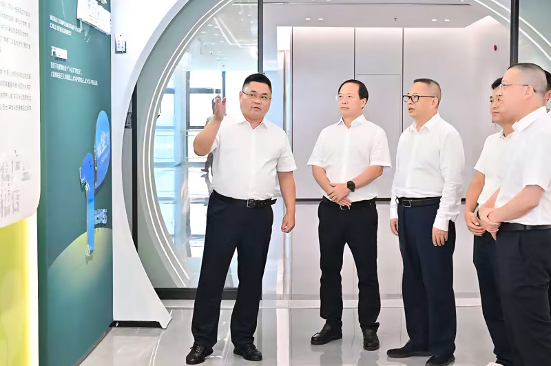 签约双方参观英氏辅食智能制造工厂。