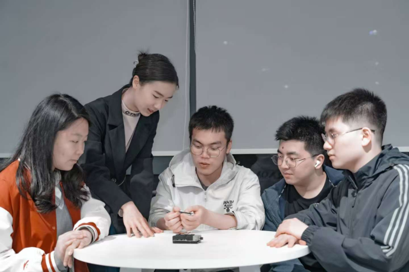 王蔚团队工作现场。
