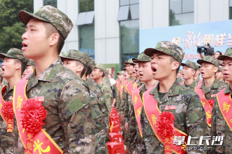长沙市2025年下半年入伍新兵欢送仪式（望城分场）举行。图片均由长沙晚报通讯员 黄旭里 摄