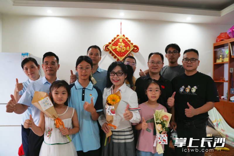 周袁与爱心人士、记者等合影。