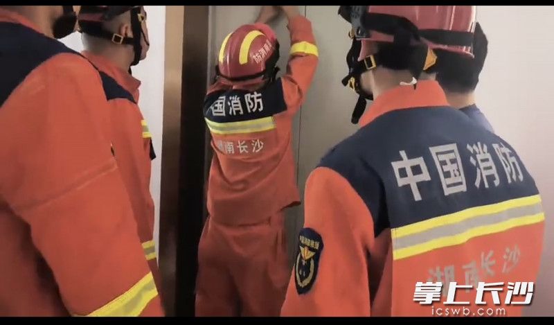 消防员正在营救被困小孩。 长沙晚报通讯员 王磊 摄