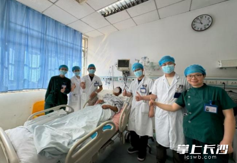 患者脱离危险后对医护人员表示感谢。