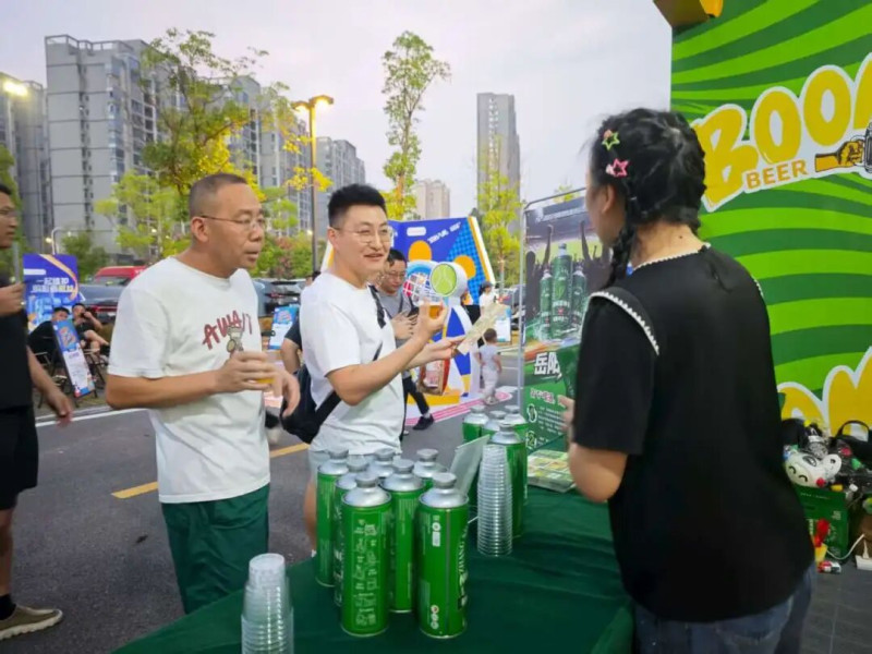在岳阳奥体中心“湘超“联赛，樟树港辣椒啤酒以独特风味成为赛场 “新宠”。均为通讯员供图