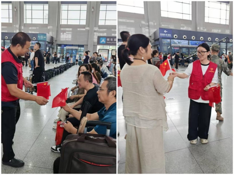 流动党员志愿者向群众发放小红旗。