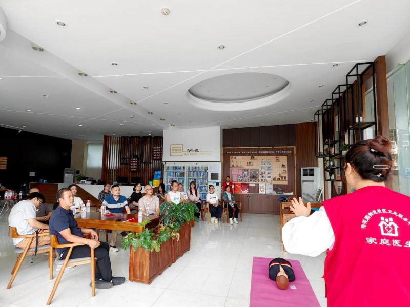 流动党员志愿者急救知识与技能普及培训。