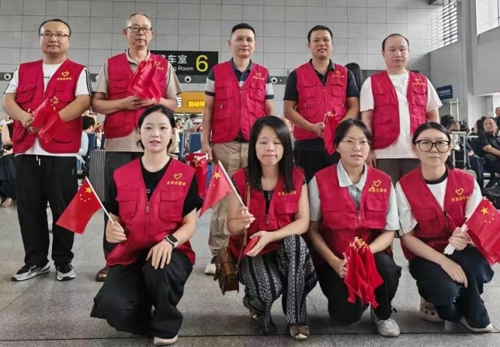 荷花园街道部分流动党员志愿者合影留念。均为通讯员供图