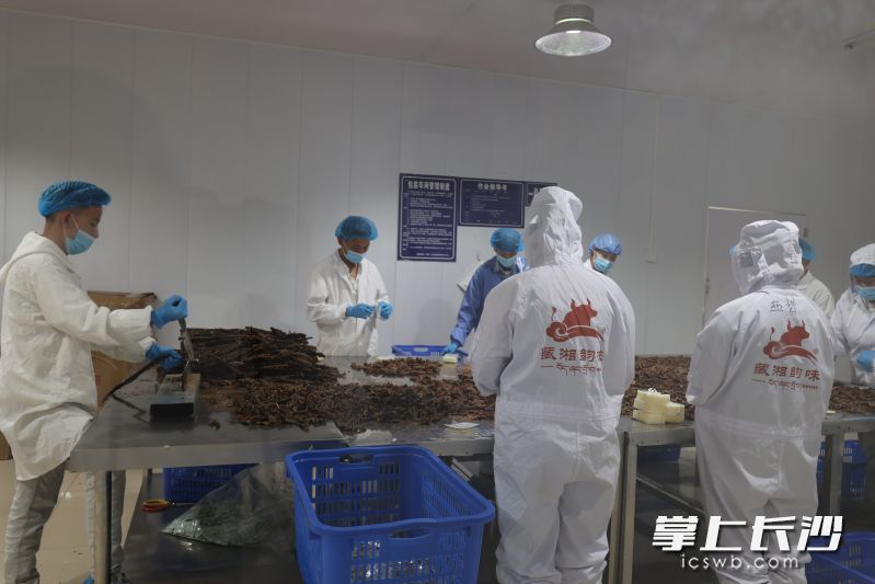 藏湘韵味包装车间内,工人们正在紧张工作。 实习生 次央 摄 藏湘韵味包装车间内,工人们正在紧张工作。 实习生 次央 摄