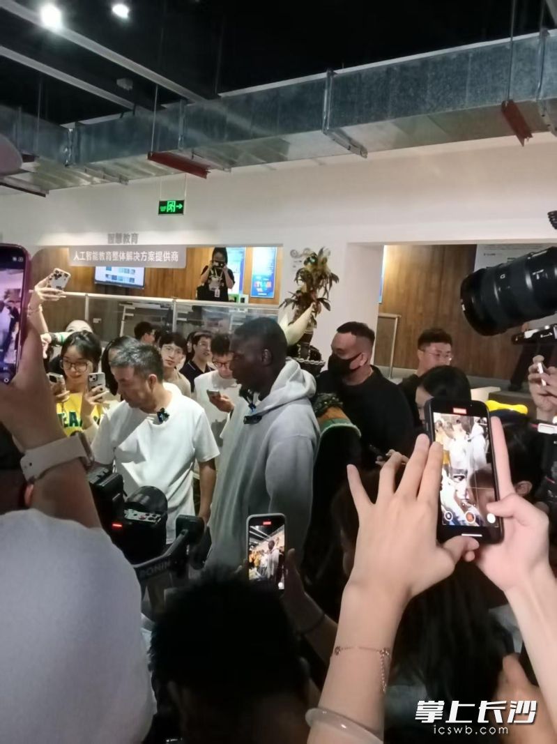 16日下午，“无语哥”（中）现身长沙，走进湖南超能机器人技术有限公司，开启了一场充满趣味的机器人体验之旅。 长沙晚报全媒体记者 郑湘平 摄