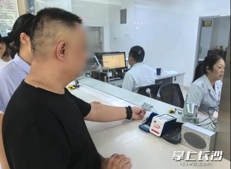 湖南省职业病防治院成功完成全省首例工伤保险跨省异地就医直接结算，张先生成为湖南首位受益者。 均为长沙晚报通讯员谢赛兰供图