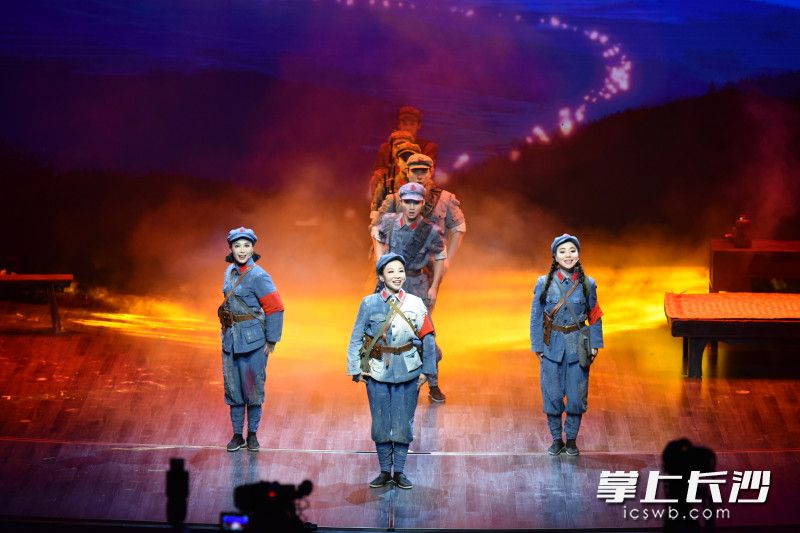 音乐剧《等你在沙洲》剧照之二。