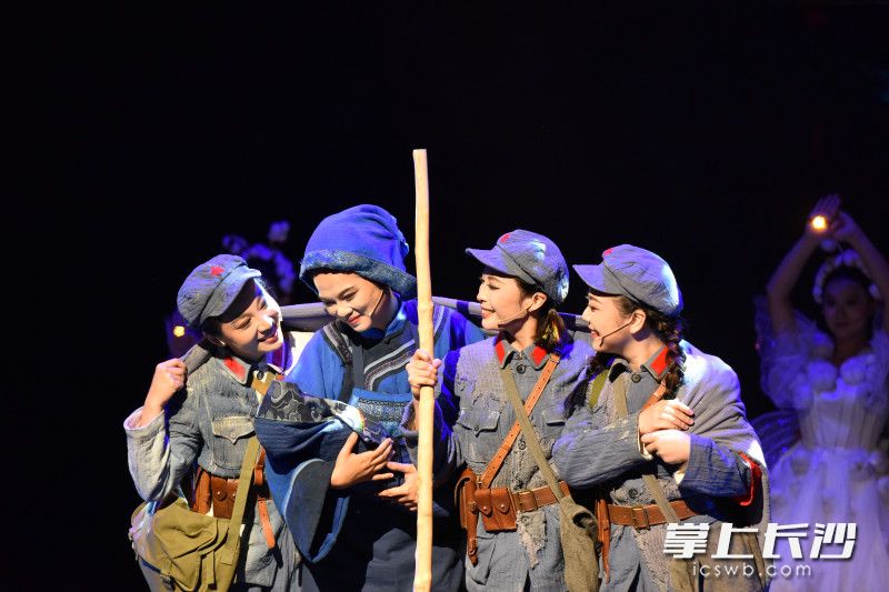 音乐剧《等你在沙洲》剧照之一。