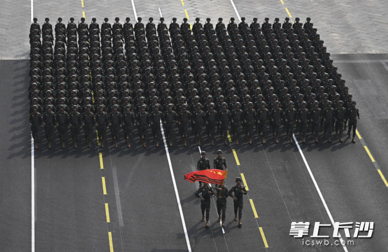 张汶喜、方严同所在的武警部队方阵。