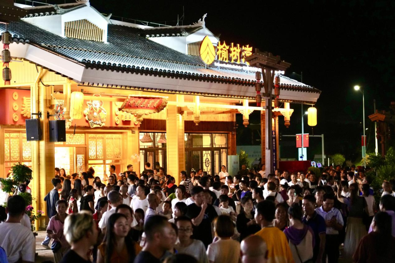 榆树湾集吃、游、赏、购一体，构成一幅热闹非凡的怀化在地文旅商盛景。