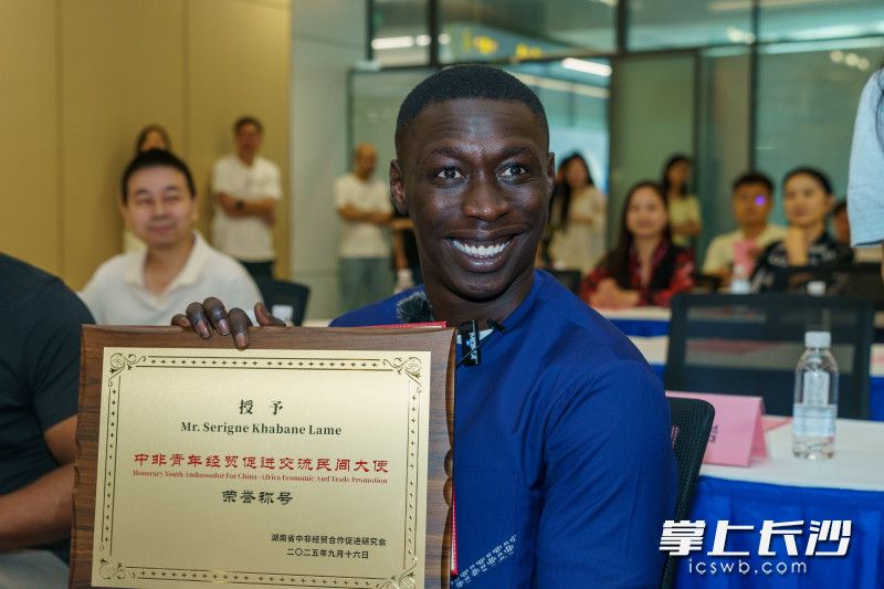 “无语哥”收获特殊荣誉。