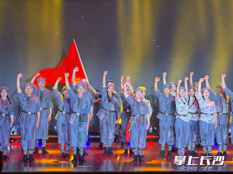 今日，长沙市举办“续红色血脉·奏时代赞歌”暨“银发生辉耀星城”文艺展演活动。图为舞蹈节目《太行军魂》。