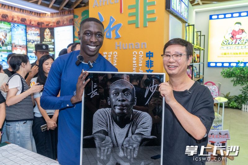 “无语哥”与刘金铎共创表情包还原画作。 均为长沙晚报全媒体记者周数邑摄
