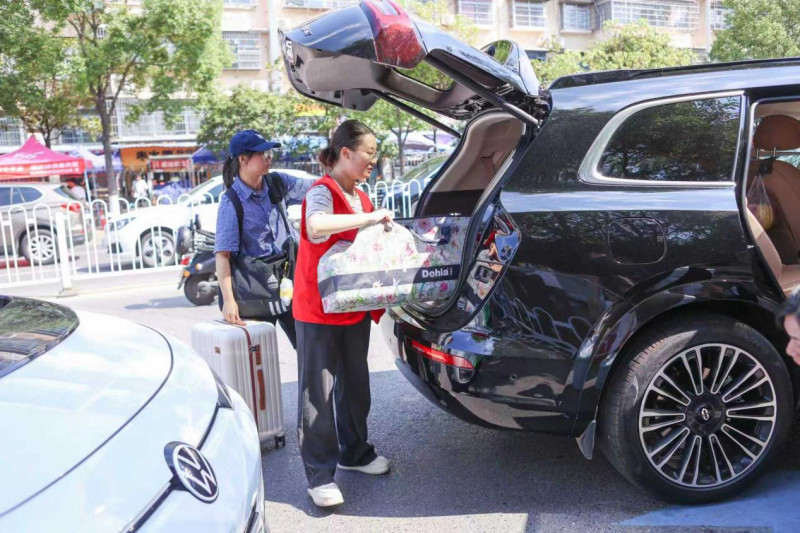 连日来，芙蓉区聚焦高校需求，通过交通疏导、安全护航、志愿帮扶、反诈宣传等举措，为师生和家长提供全方位服务。均为通讯员供图