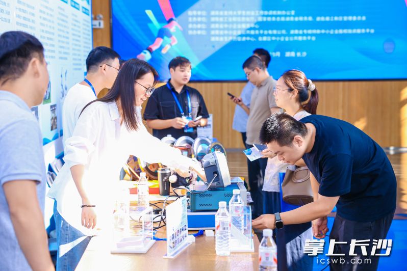分会场的大学生初创企业服务市集同样精彩纷呈。