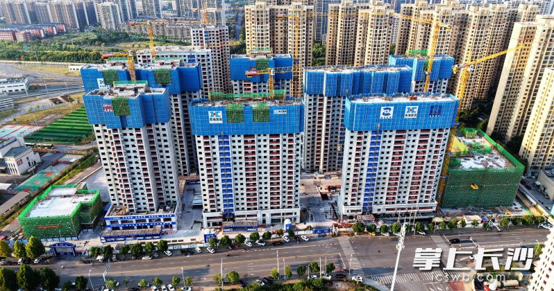 9月16日，坪塘北片保障性住房（三期）项目实现了全部11个楼栋封顶。 均为长沙晚报通讯员徐坤供图