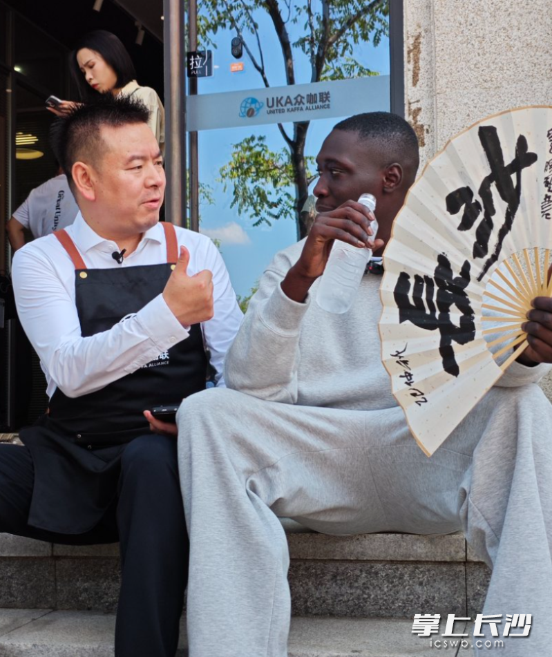景建华表示，期待通过此次无语哥的长沙之行，让长沙特色咖啡与AI科技走向全球。