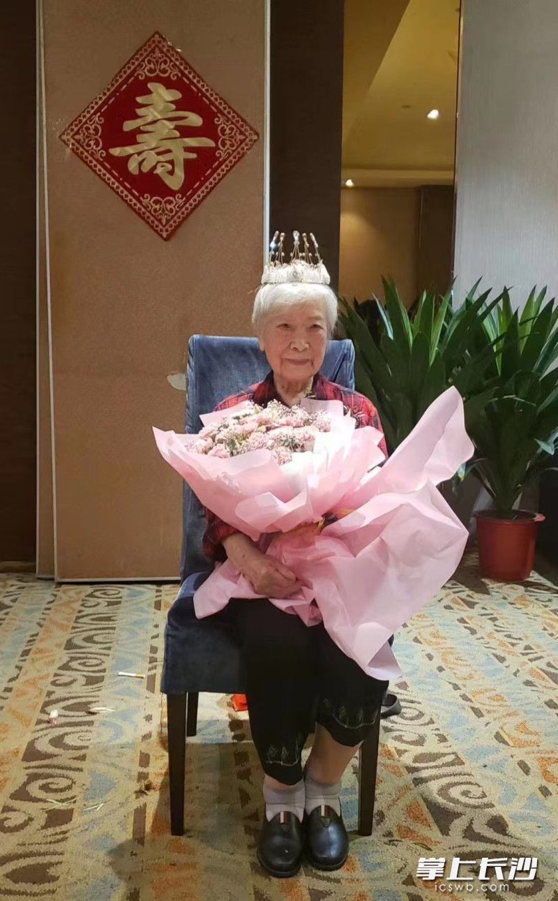 老人过100岁生日时留影。 受访者供图