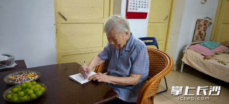 老人有写日记和记账的习惯。 长沙晚报全媒体记者 周小华 摄