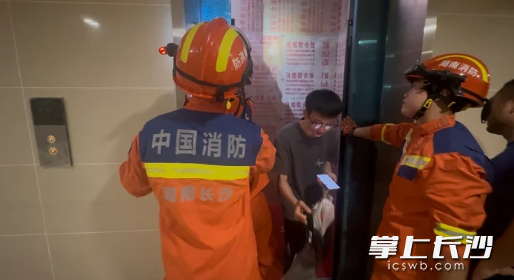 消防队员营救被困人员。长沙晚报通讯员 陈武健 摄
