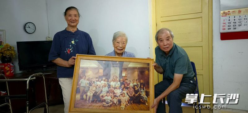 翁端容老人（中）和儿子、女儿在一起。 长沙晚报全媒体记者 周小华 摄