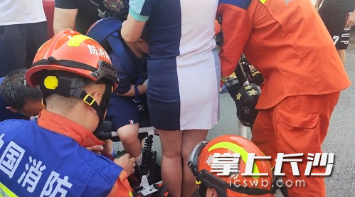 消防员营救被卡脚小朋友。 长沙晚报通讯员 周俊雄 摄 