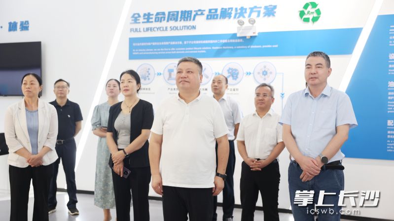 陈刚在宁乡市调研人工智能产业。 长沙晚报全媒体记者 盛磊 摄 陈刚在宁乡市调研人工智能产业。 长沙晚报全媒体记者 盛磊 摄