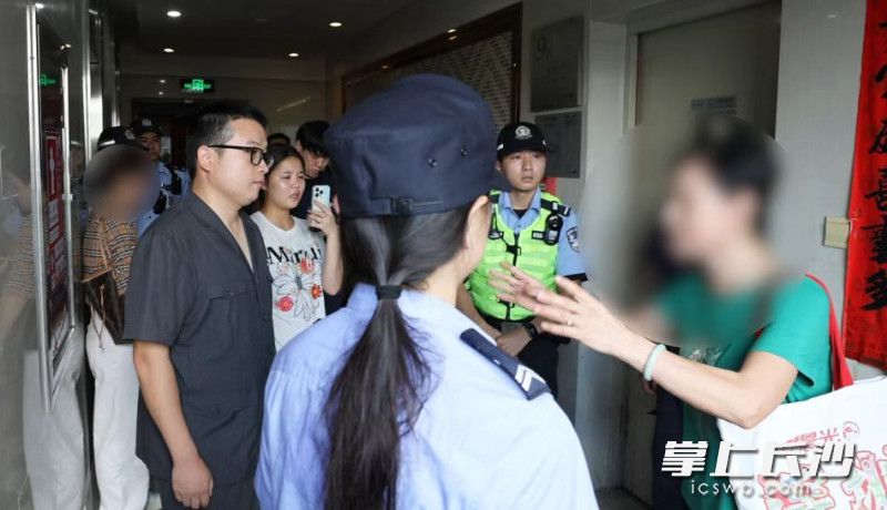 芙蓉区人民法院在深圳开展强制腾房。 法院供图