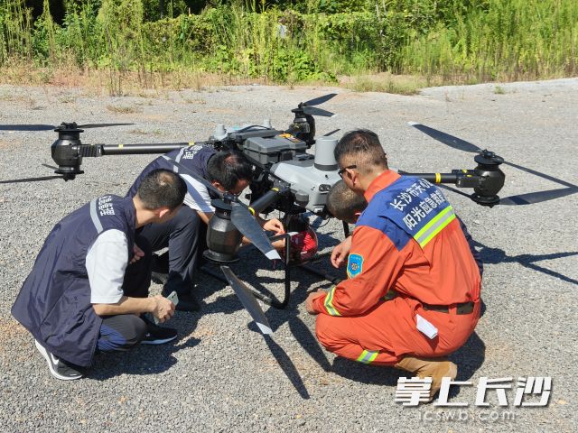 演练中无人机充分发挥“空中侦查+精准处置”双重优势。