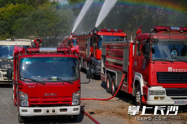 各应急救援力量迅速集结，奔赴“火灾”现场。