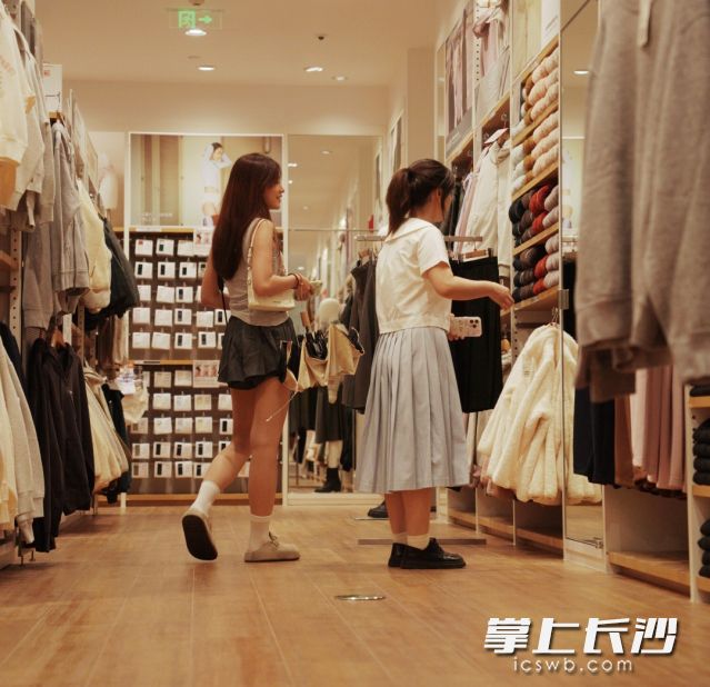 17日下午,两位穿着夏装的市民正在商场内挑选秋装。 17日下午,两位穿着夏装的市民正在商场内挑选秋装。