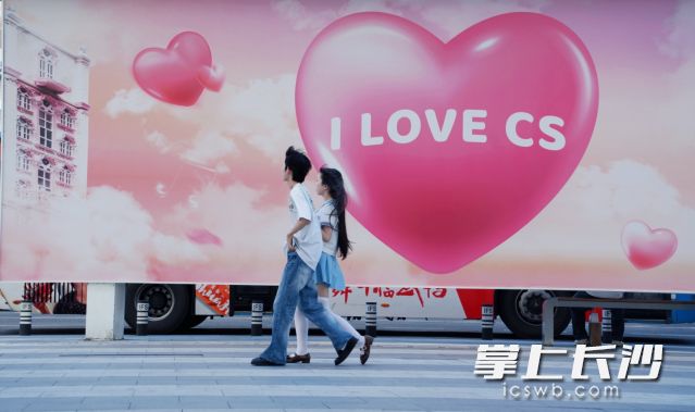 17日,长沙仍有37℃高温,两位年轻人从公交站附近走过。 均为长沙晚报全媒体记者舒元臻摄 17日,长沙仍有37℃高温,两位年轻人从公交站附近走过。 均为长沙晚报全媒体记者舒元臻摄
