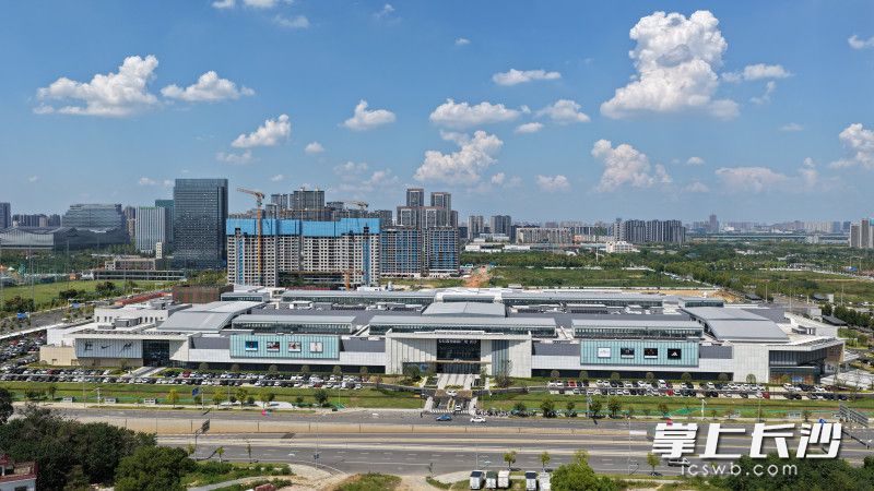 9月17日10时，长沙杉杉奥特莱斯广场迎来试营业。 均为星沙时报全媒体记者艾哲文摄