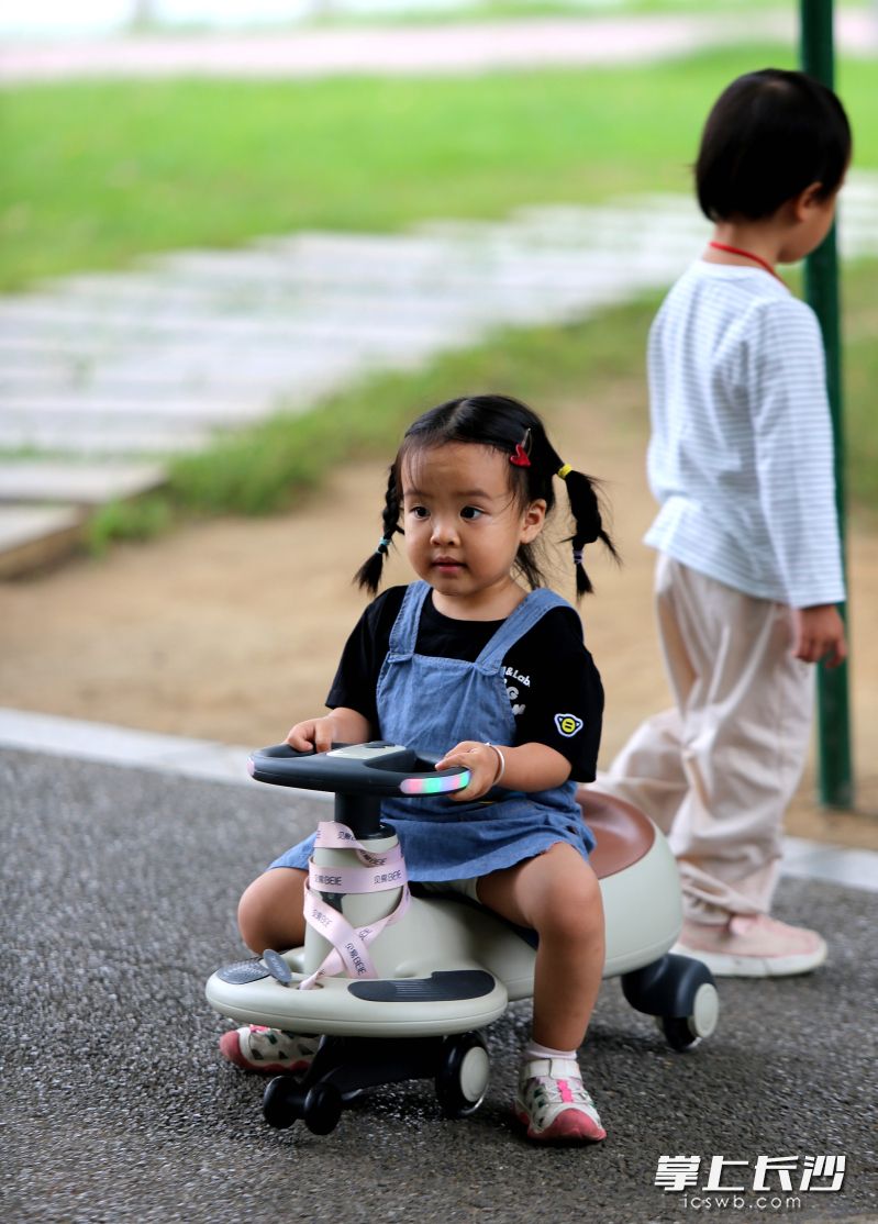 两名小女孩在公园玩耍。