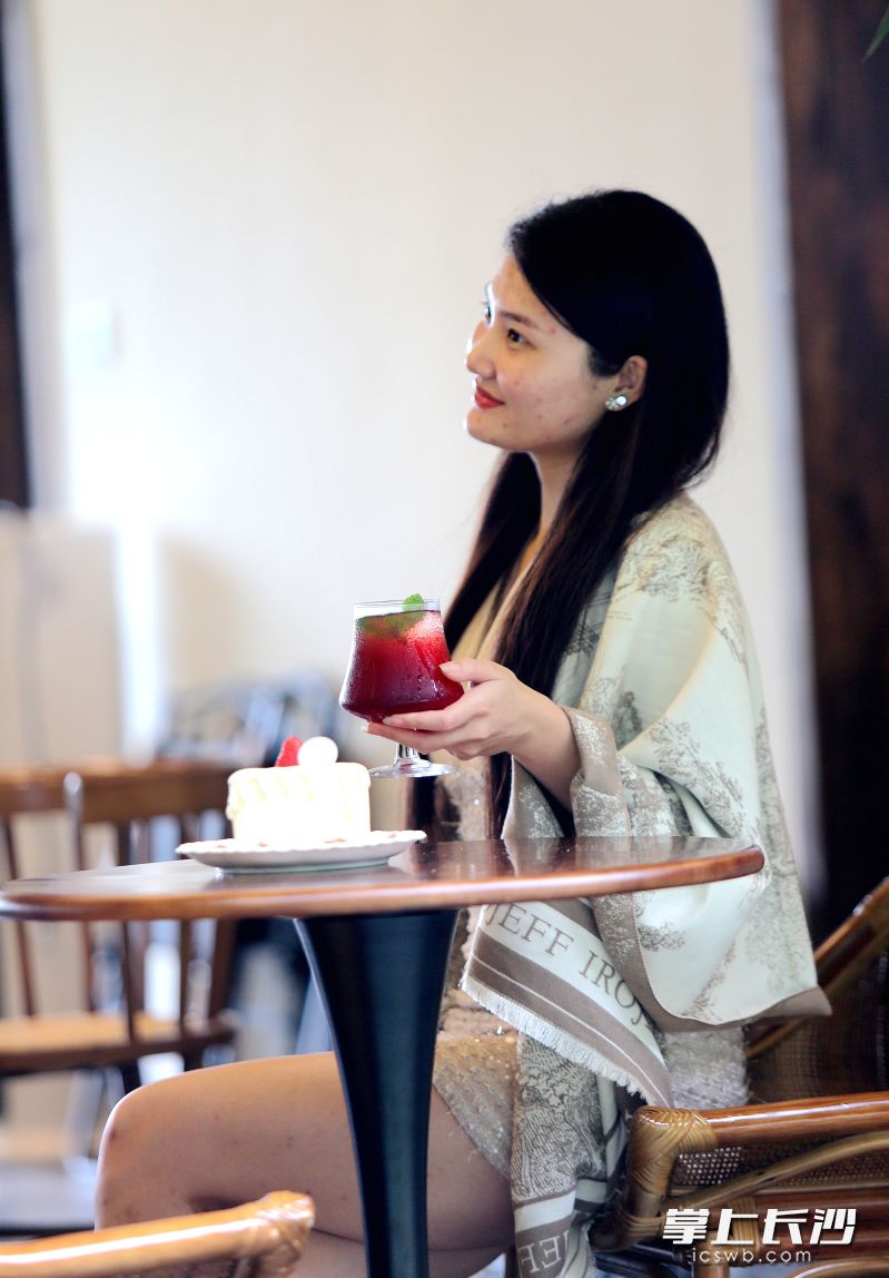 一名女子在休闲。