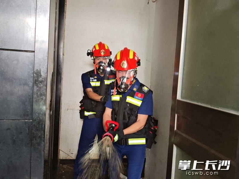 消防员正在“灭火”。 长沙晚报通讯员 陈欣旭 摄