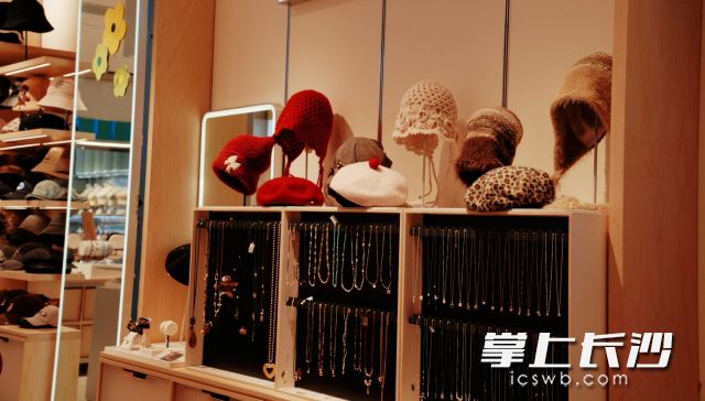 门店里帽子已上新秋冬款。 门店里帽子已上新秋冬款。